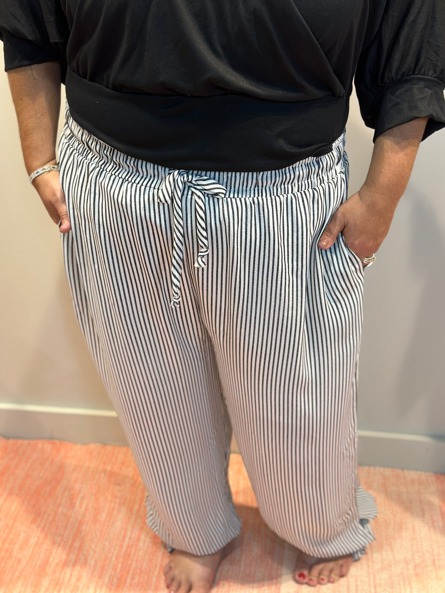Black & White Stripe Jogger (Curvy) Locke & Key Boutique